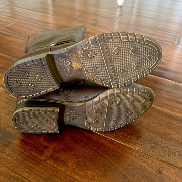 Brand New!  Knee high boots. Size 7.5 - Picture 2 of 4